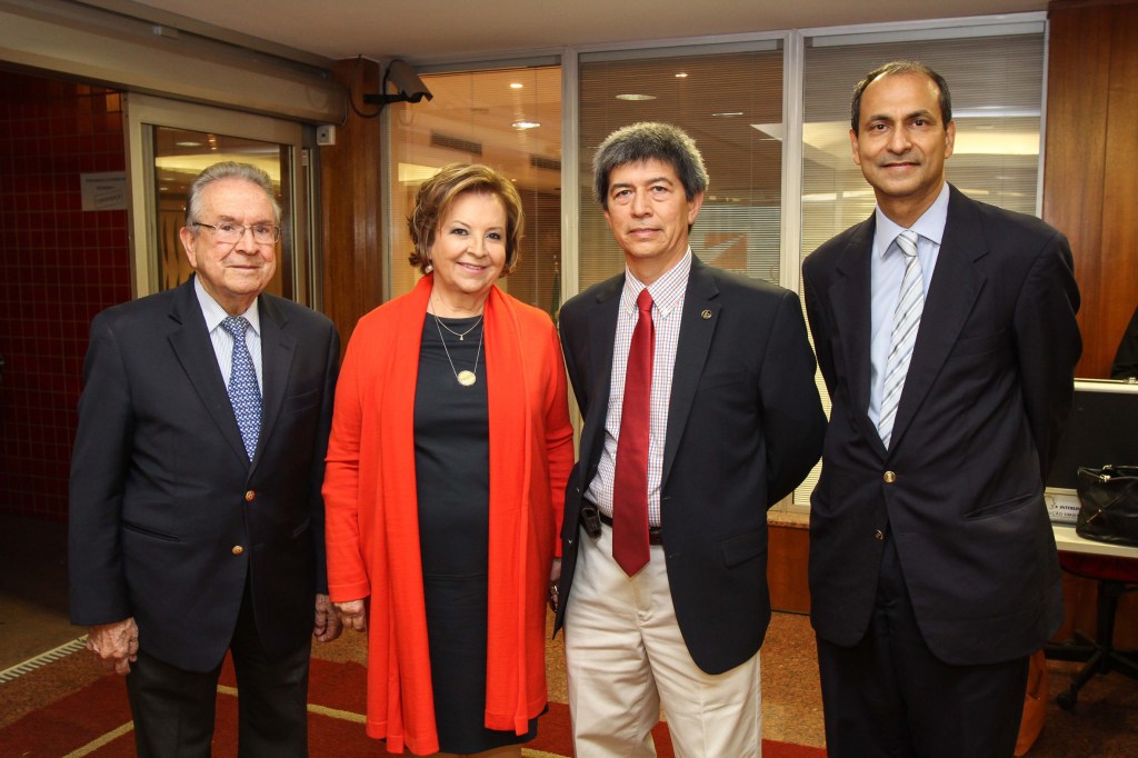 Dr. Heitor Gurgulino, profª Drª Eda Coutinho, Dr. Fernando Leon Garcia e Nikill Chandarvakar, Chefe de Comunicação da ONU