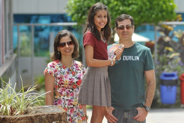 Ana Luísa Delduque, 10 anos, conta com o apoio dos pais, Danielle e Jônathas, para enfrentar o 6º ano do ensino fundamental. Crédito foto: Minervino Junior/CB/D.A Press. Brasil. Brasília - DF. 