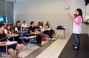 Professora Camilla Osiro no colégio Galois
