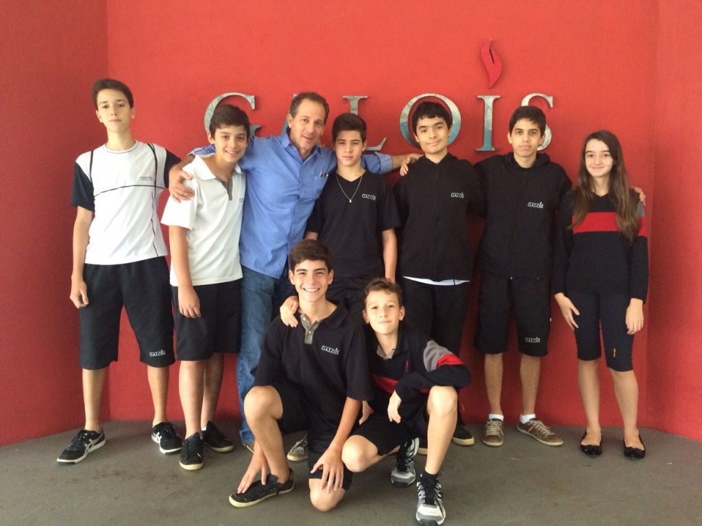 Professor Yaron Segalovich, do colégio Galois, entre os alunos selecionados para a final nacional do Mind Lab