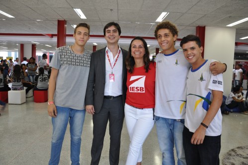 O vice-reitor do IESB, Edson Machado Filho, e a superintendente do campus Oeste, Mirela Berendt, recebem alunos no IESB Aberto Ceilândia