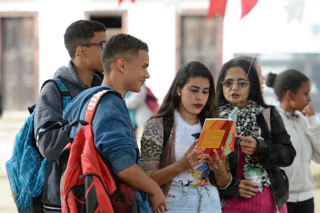 Paraty (RJ) - Crianças leem na tenda da biblioteca, no centro da cidade como parte da Flipinha, evento voltado para as crianças na Flip (Tomaz Silva/Agência Brasil)